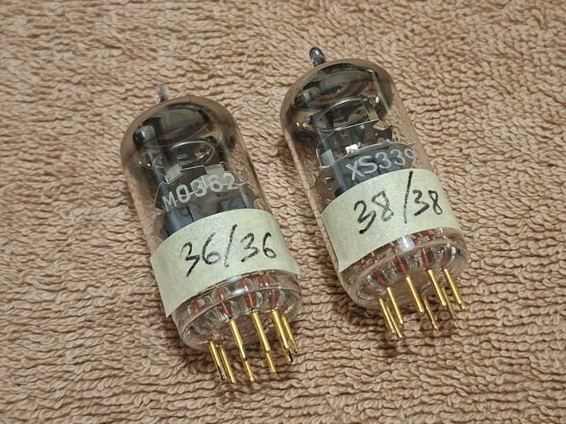 E83CC Tesla Gold (ECC83 / 12AX7) NOS Gold Pins matchat par E83CC Tesla Gold (ECC83 / 12AX7) NOS Gold Pins matchat par - Bild 4 av 6