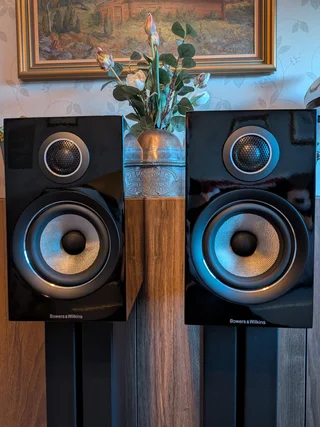 B&W 707 S2 + STAV24 Stativ &ndash; Toppskick (Hifi-klubben)