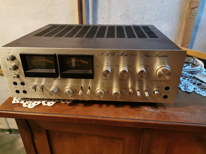 NAD model 200