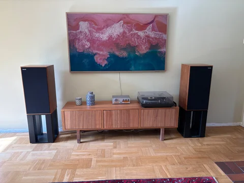 Harbeth SHL5plus XD med Rogoz Audio-stativ