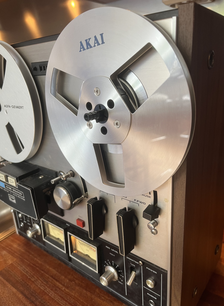 Akai GX-210D bandspelare med  tre motorer tre tonhuvud o auto reverse funktion