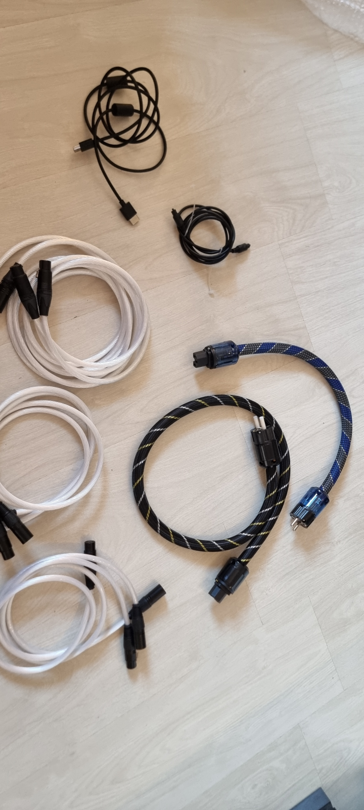 Mängder med kablar, allt eller inget.