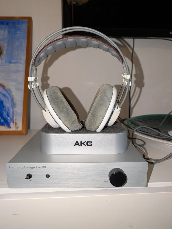 En st Harmony Design 90 + ett par AKG 701 - Bild 1 av 2
