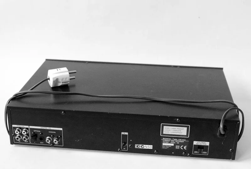 SONY Compact Disc Recorder CDR - W33 SONY Compact Disc Recorder CDR - W33 - Bild 2 av 2