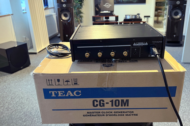 TEAC CG-10M Master Clock - Beg TEAC CG-10M Master Clock - Beg - Bild 2 av 3