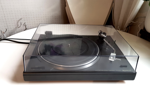 SANYO TP 1005U Semiatomatisk Skivspelare