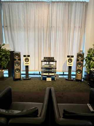 Focal Sopra No2 Limited edition - Brown Concrete