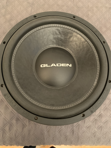 15 tums Gladen  subwoofer. 