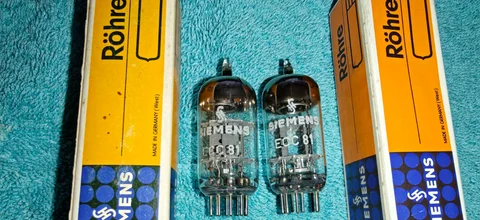 Matchat par Siemens ECC 81 NOS år 67.
