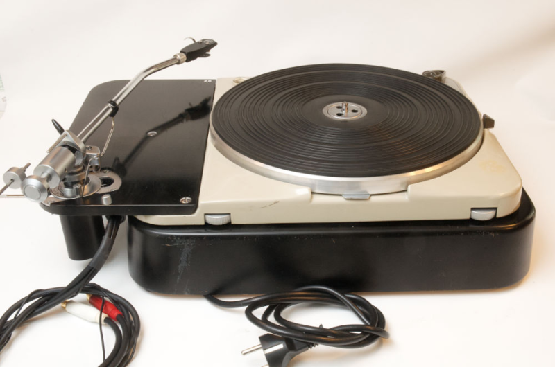 A fully restored Thorens TD-124 mk1, with an early SME 3012 series II - Bild 4 av 12