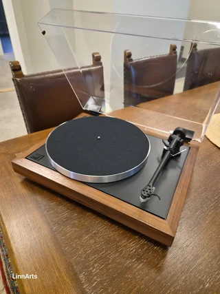 Linn Axis med fanerad plint i Black Walnut, Rega RB 220 och AT VM 95 E.