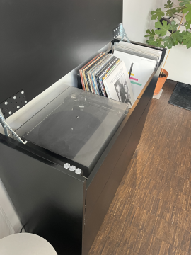 Svart sideboard / skänk för vinylspelare