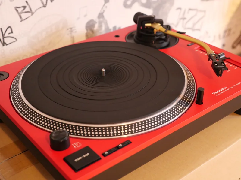 Technics SL-1200 M7L 50th Anniversary Edition red Technics SL-1200 M7L 50th Anniversary Edition red - Kuva 3 / 4