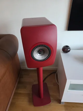 Kef LS50 Wireless II (Röda med röda stativ)
