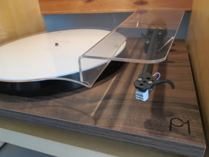 REGA PLANAR 1 VALNÖT (Skivspelarpaket) REGA PLANAR 1 VALNÖT (Skivspelarpaket) - Bild 1 av 4
