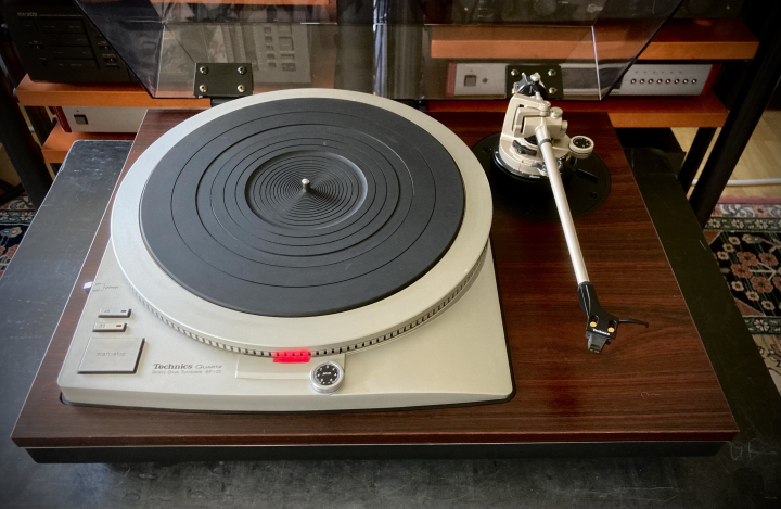 Pedant skött Technics SL 1025 Skivspelare.