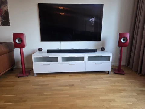Kef LS50 Wireless II (R&ouml;da med r&ouml;da stativ)