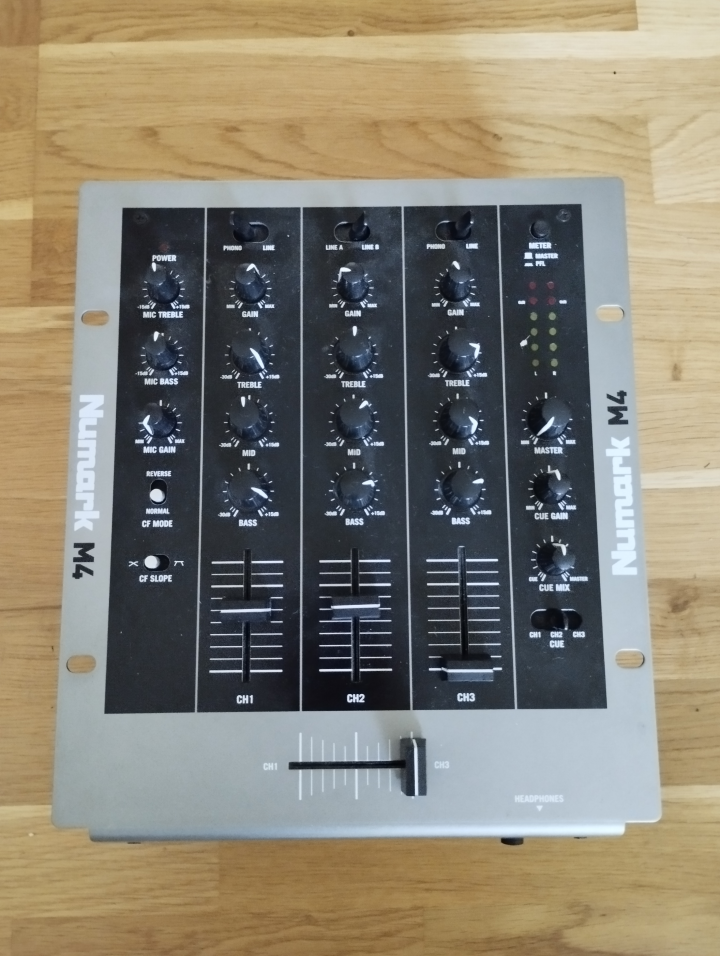 Numark M4