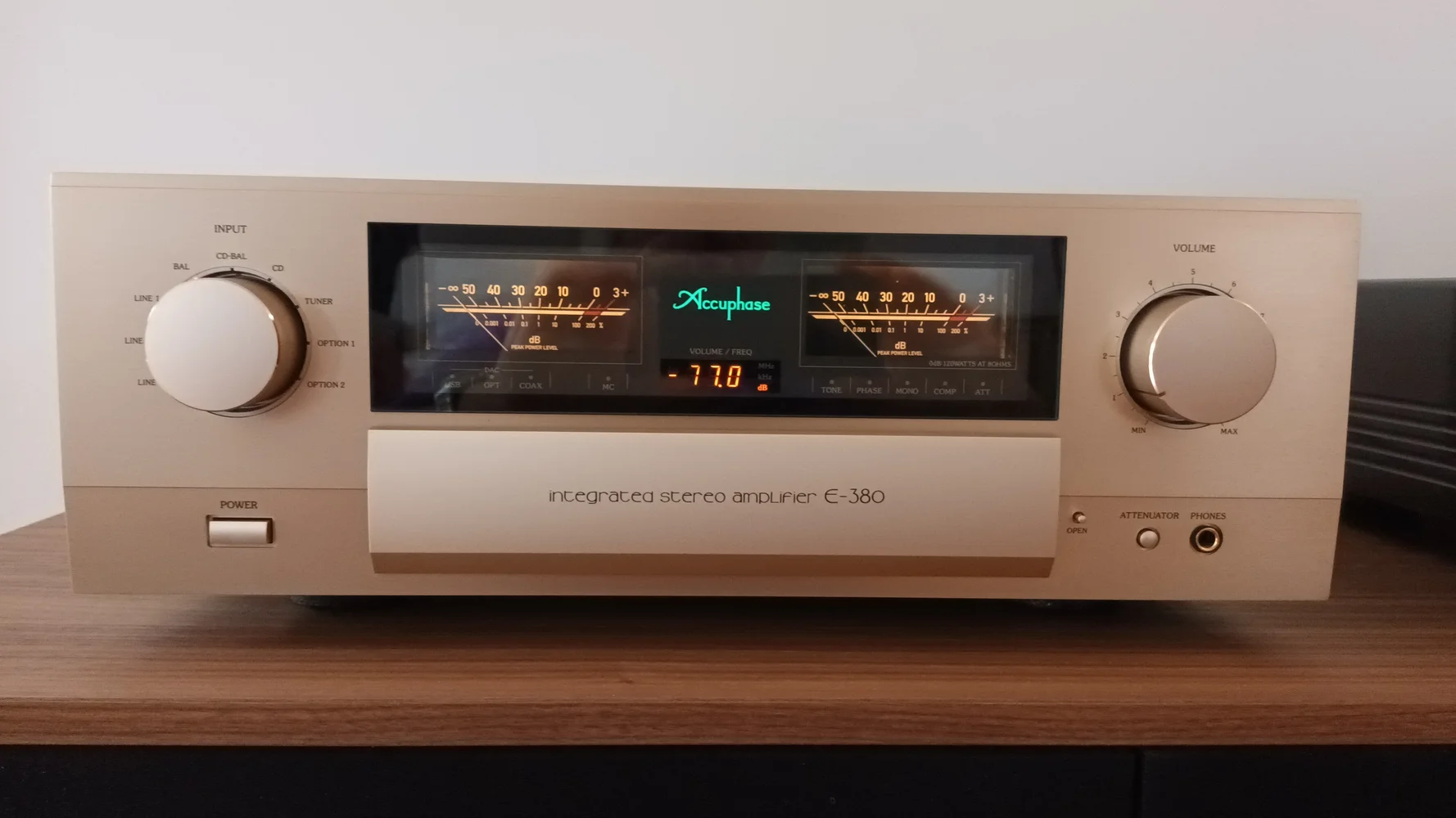 Accuphase e-380
