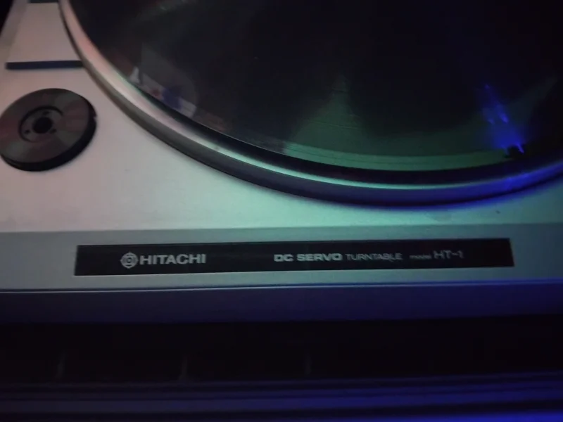 Hitachi HT-1 skivspelare Hitachi HT-1 skivspelare - Bild 2 av 3