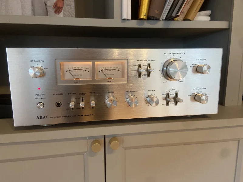 Akai AM 2800 - Bild 1 av 2