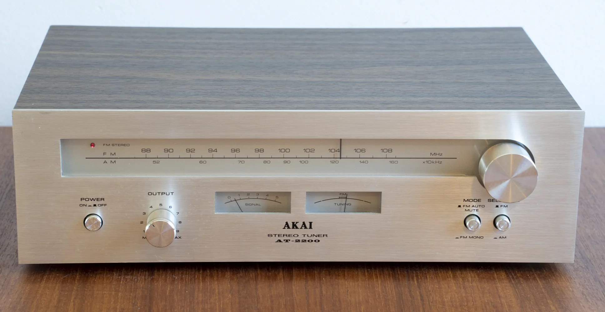 Akai AT-2200 Stereo Tuner (1976-79) Akai AT-2200 Stereo Tuner (1976-79) - Bild 1 av 5