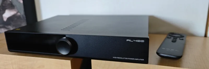 SMSL AL400 stereof&ouml;rst&auml;rkare med fj&auml;rr, nyskick - Bild 1 av 4