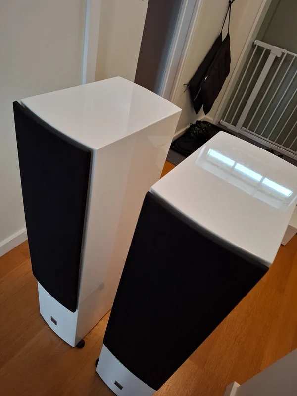 Dali Rubicon 5, Centerh&ouml;gtalare samt REL subwoofer vit pianolack - Billede 3 af 19