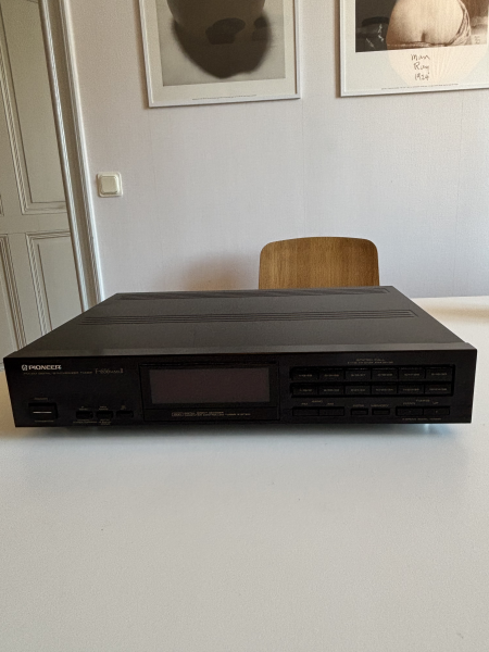 Pioneer F-656 Mark II 2 FM AM digital synthesizer-tuner, svart.  - Bild 1 av 10