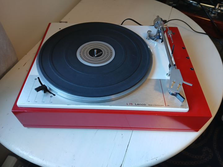 Lenco L75 skivspelare rödlackerad