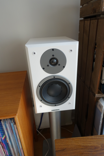 Dynaudio Emit M20 med Dynaudio Stativ