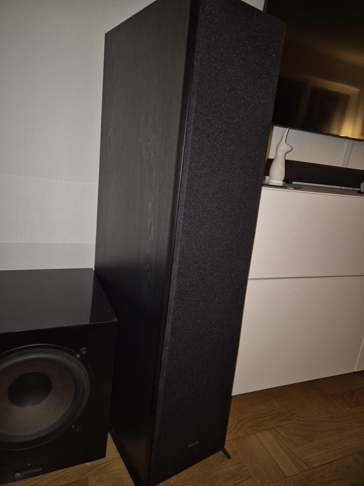 Marantz förstärkare och Klipsch högtalare.