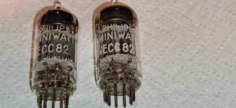 Ett par matchade NOS Philips ECC 82 år 61 samma kod Det...