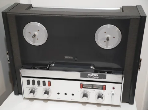Revox A77 - 2-spårs rullbandspelare i väska med högtala... Revox A77 - 2-spårs rullbandspelare i väska med högtala...