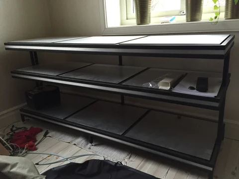 Rymlig solid tech möbel
