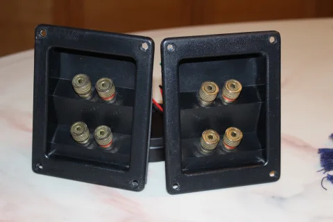 HÖGTALAR TERMINALER