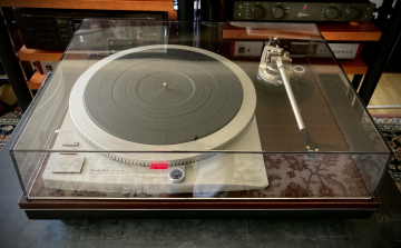 Pedant skött Technics SL 1025 Skivspelare.