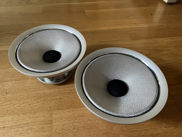 Element Bowers & Wilkins 704s2