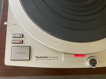 Pedant skött Technics SL 1025 Skivspelare.