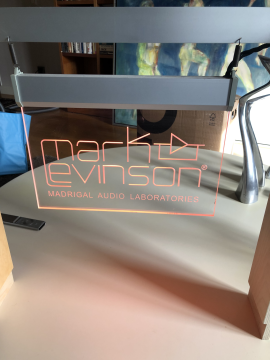 Mark Levinson led skylt + Levinson No 2001 Playlist book