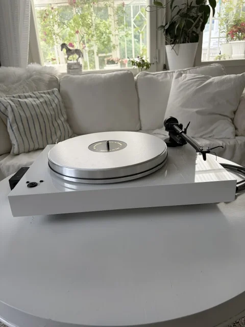 Project X-8 vit med Linn akito arm och Ortofon OM 30