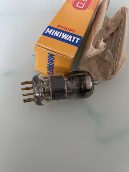 Philips Miniwatt SQ E88CC Gold Pin NOS Philips Miniwatt SQ E88CC Gold Pin NOS - Bild 3 av 3