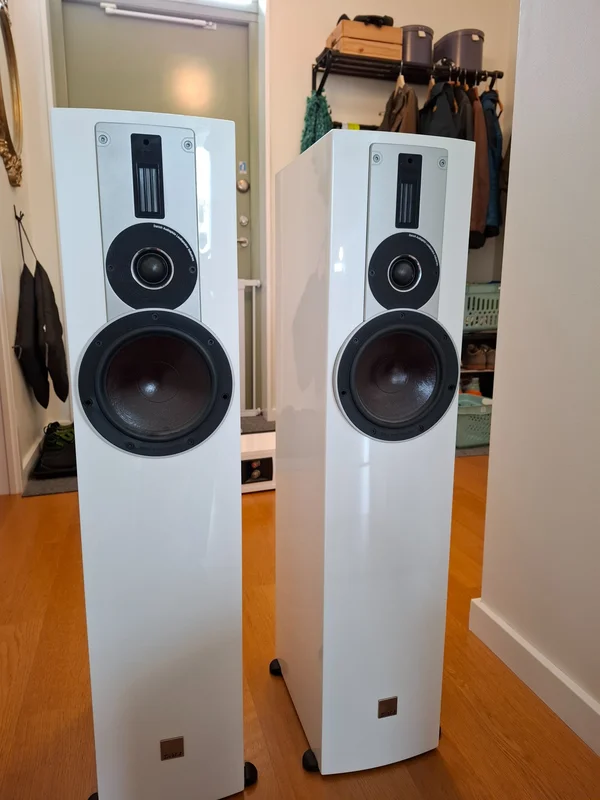 Dali Rubicon 5, Centerh&ouml;gtalare samt REL subwoofer vit pianolack - Billede 1 af 19
