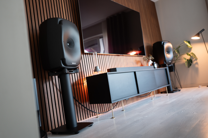 Genelec 8361A med unika högtalarstativ!