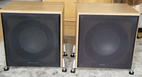 Ett par mycket välvårdade 10-tums subwoofers med digita...