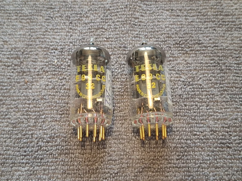 E83CC Tesla Gold (ECC83) NOS Yellow Print Gold Pins Military E83CC Tesla Gold (ECC83) NOS Yellow Print Gold Pins Military - Bild 4 av 5