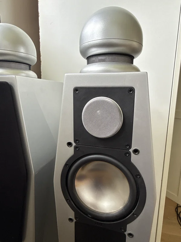 ELAC Dolce Vita – exklusiva golvhögtalare med originalstativ ELAC Dolce Vita – exklusiva golvhögtalare med originalstativ - Bild 3 av 4