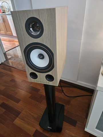 Triangle Comète 40th Anniversary Limited Edition + Dynaudio Stand 6