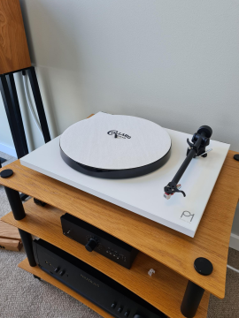 Rega P1 demo 1 år lite spelad, ny nål och med oanvänt lock box ingår