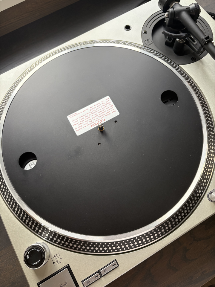 Technics SL 1200 MK5 med Rega RB330 arm